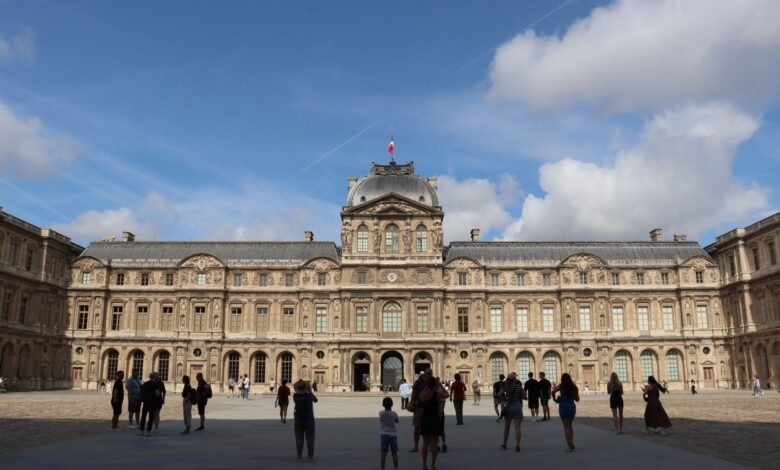louvre museum paris facade with visitors