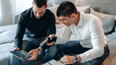 man pointing to the tablet while working together with a trader