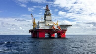 oil platfrom rig in the middle of the ocean