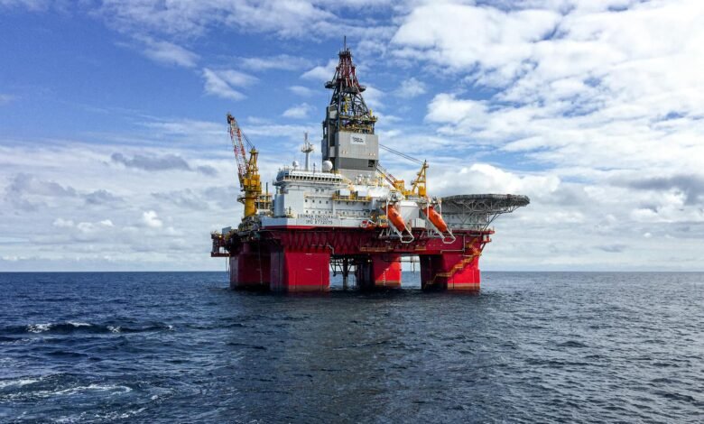 oil platfrom rig in the middle of the ocean